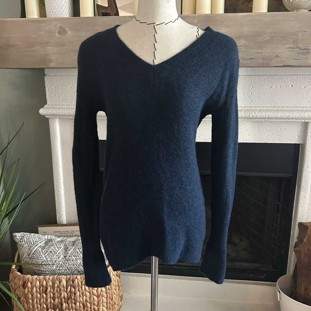 Banana Republic Blue V-Neck Sweater Knit Fitted
